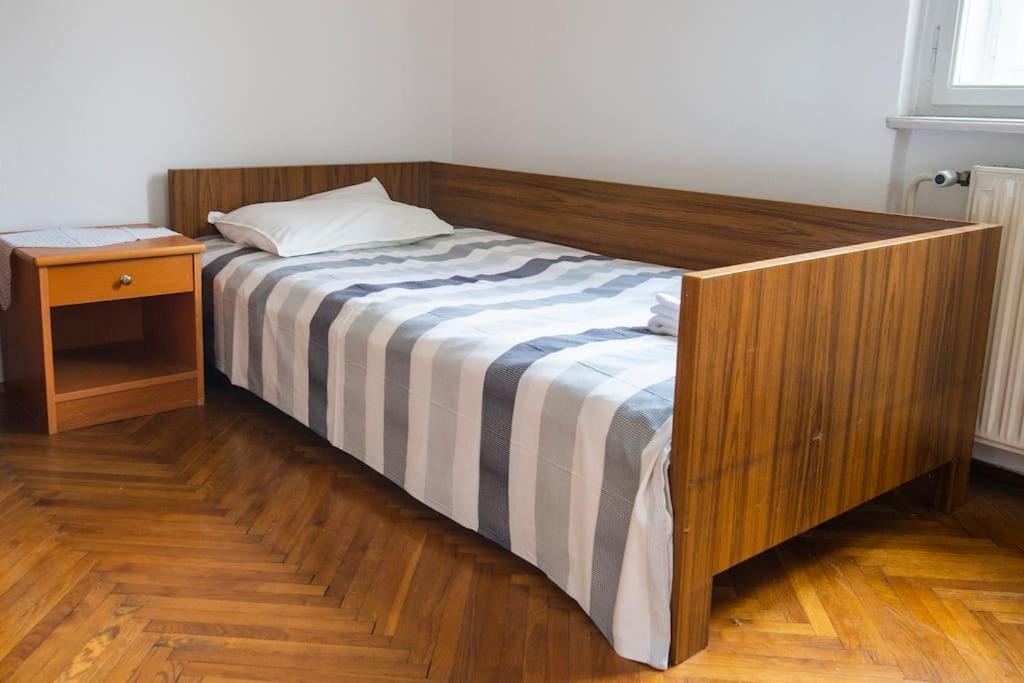Socialist Experience In The Center Apartment *